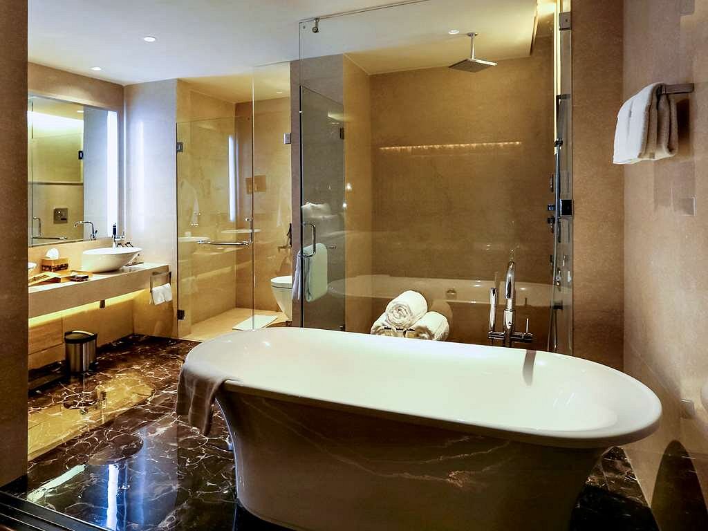 Best 5 Delhi Hotels With JACUZZI! 8